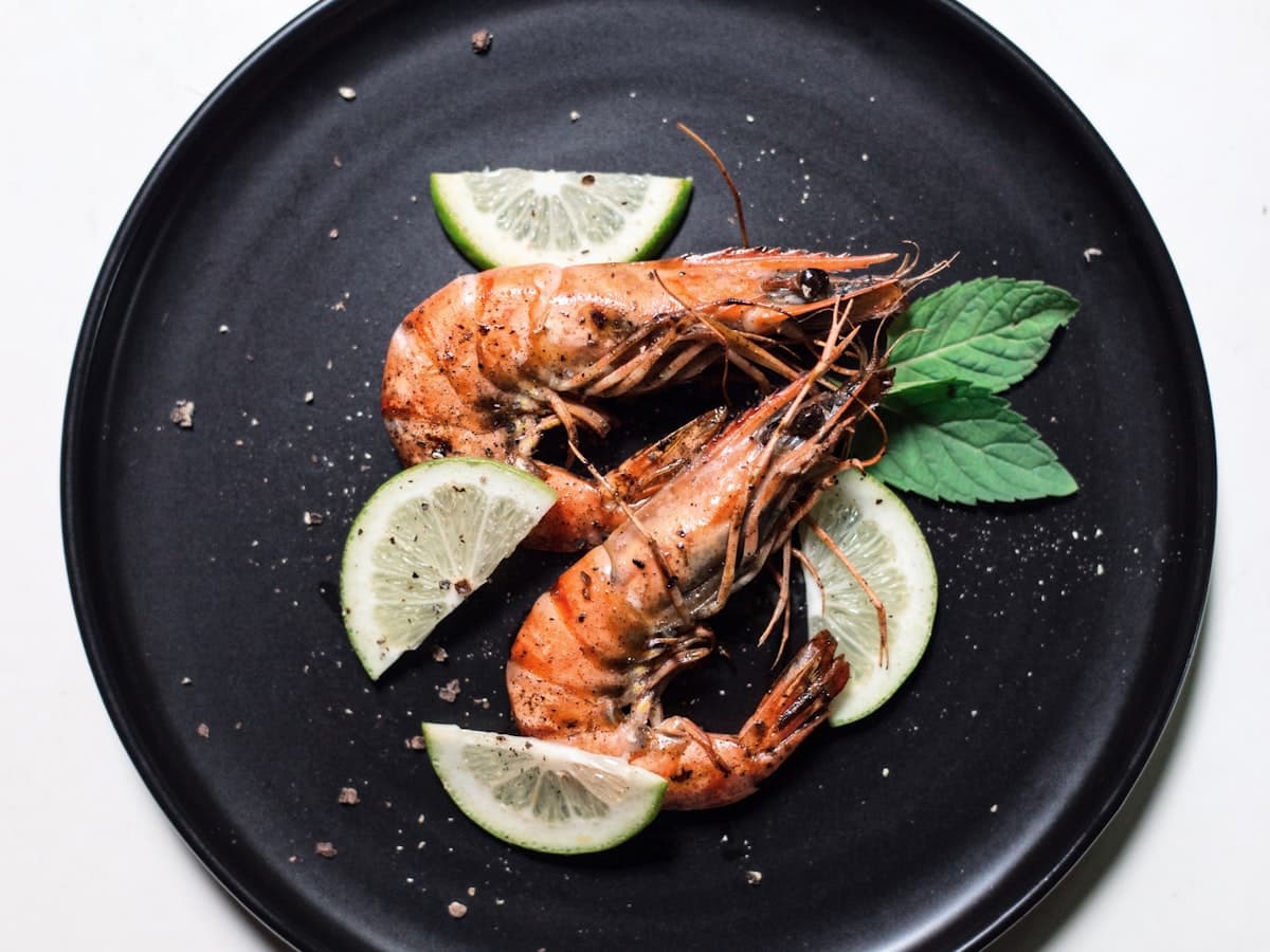 Langostinos a la brasa con lima y hierbabuena