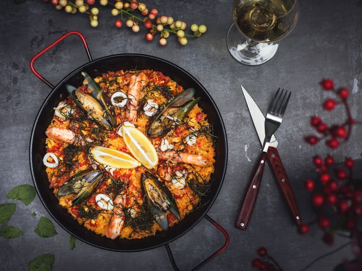 Arroz marinero con mejillones y langostinos en paellera