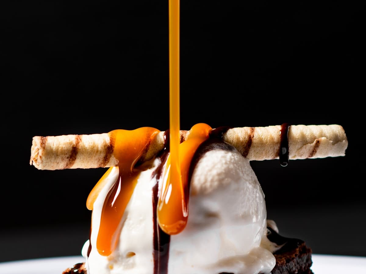 Postre de chocolate con helado y caramelo