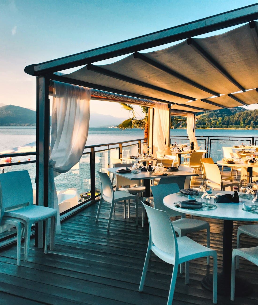 Terraza sobre el mar al atardecer