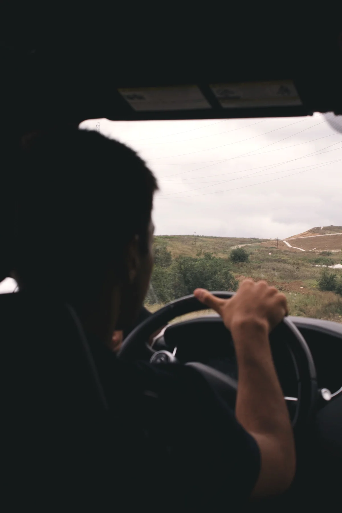 Carretera vista desde el asiento del conductor en un día nublado
