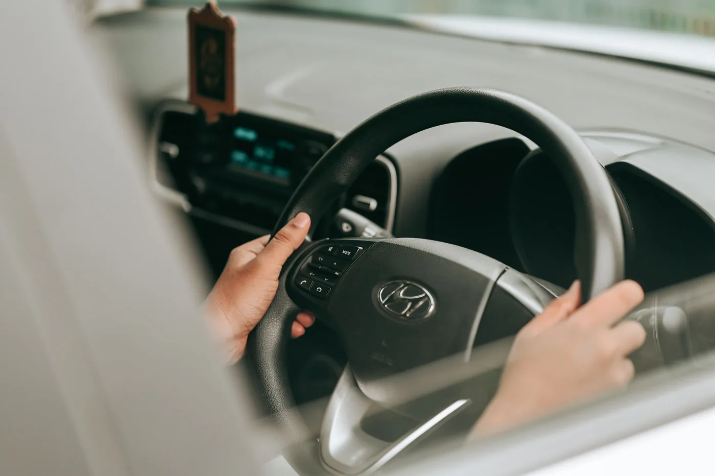 Manos sobre el volante de un coche durante una clase