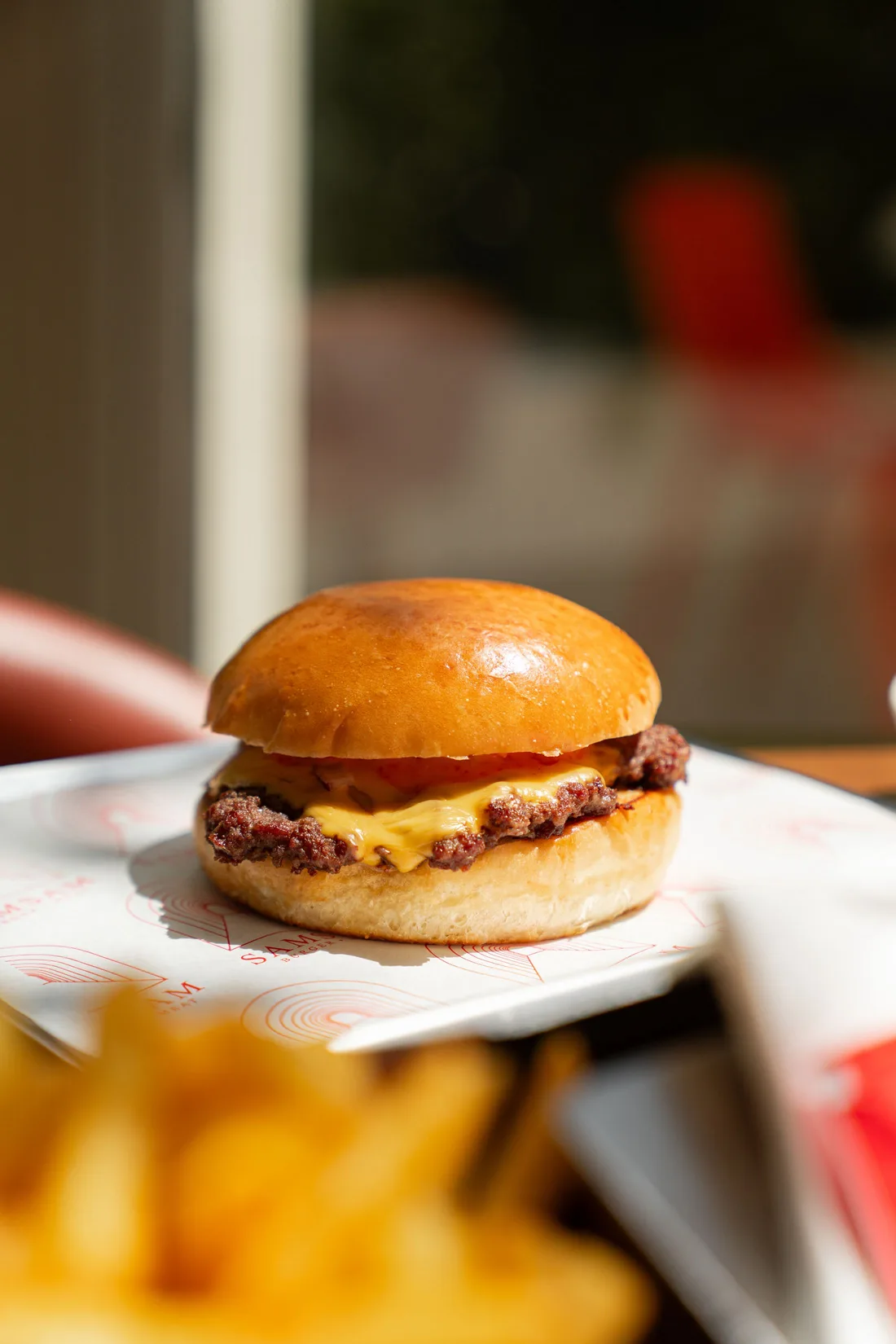 Hamburguesa con patatas servida sobre la mesa del local