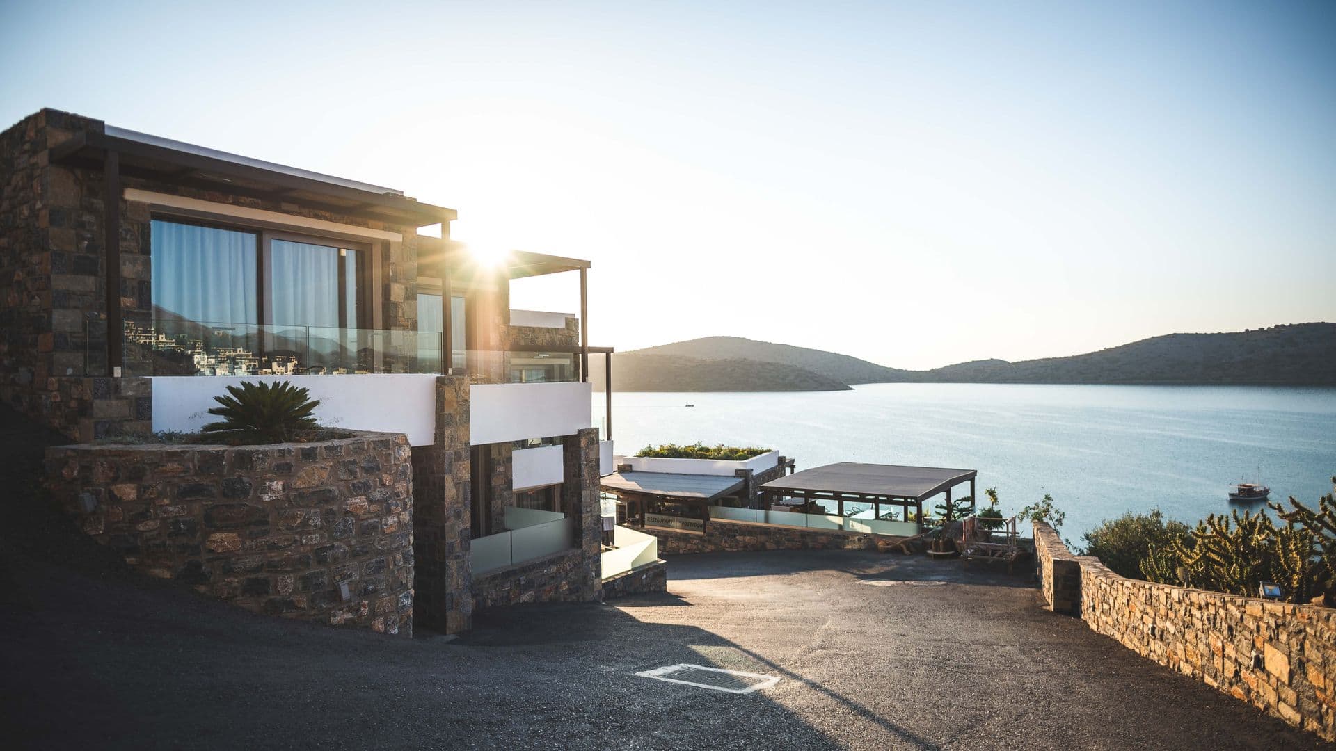 Villa junto al mar al atardecer