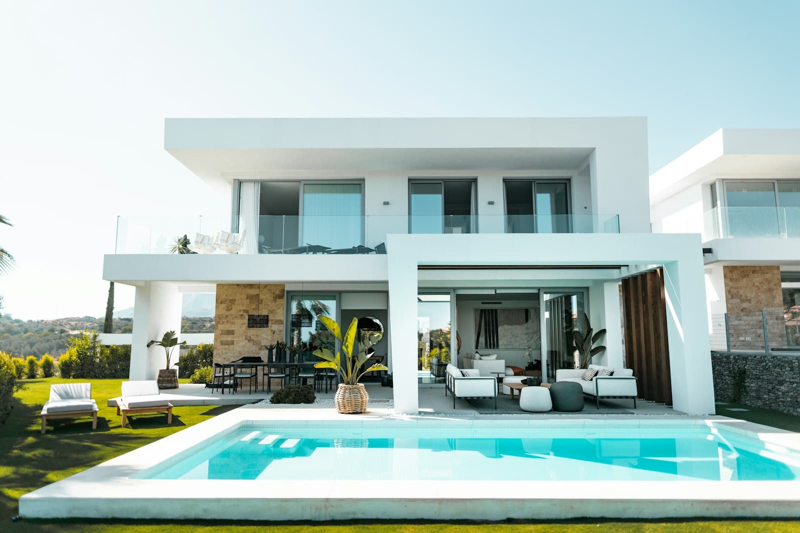 Villa blanca con piscina en Ibiza
