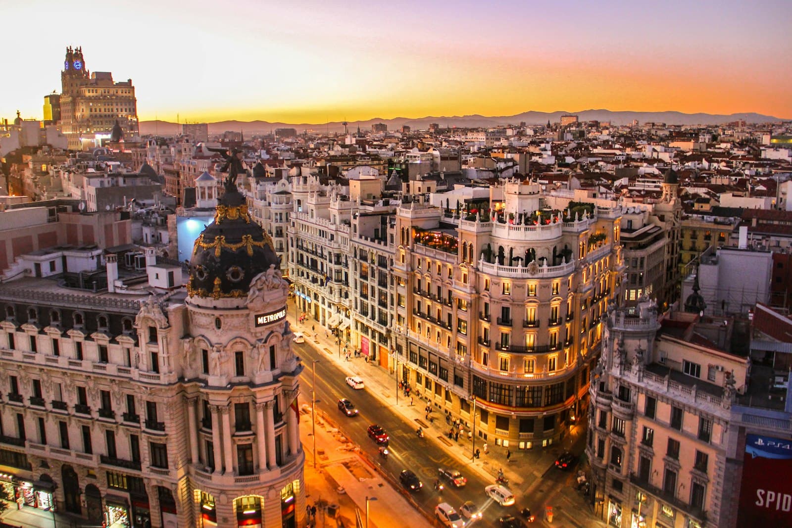 Vista aérea de la Gran Vía de Madrid al anochecer