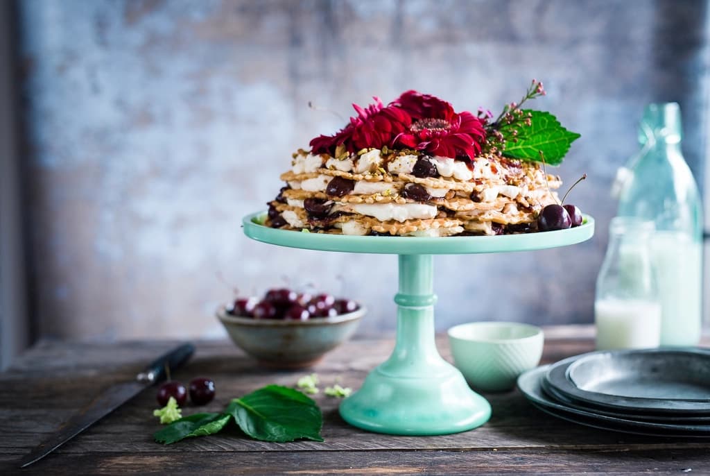 Pavlova de cerezas sobre soporte de cerámica
