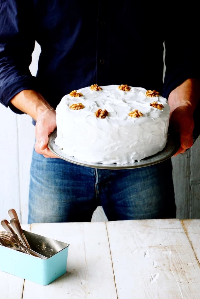 Tarta de zanahoria con nueces recién glaseada