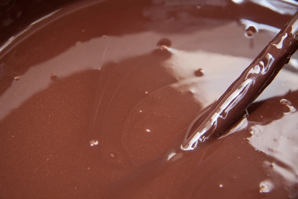 Chocolate fundido extendido con espátula