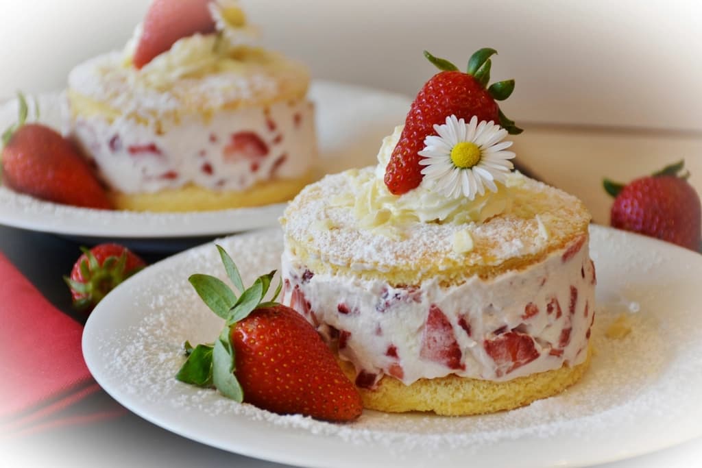 Tarta de fresas con nata y bizcocho de vainilla