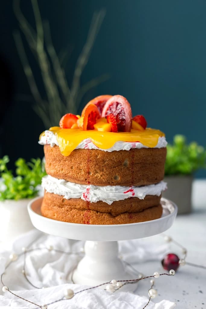 Tarta desnuda coronada con naranja sanguina y crema