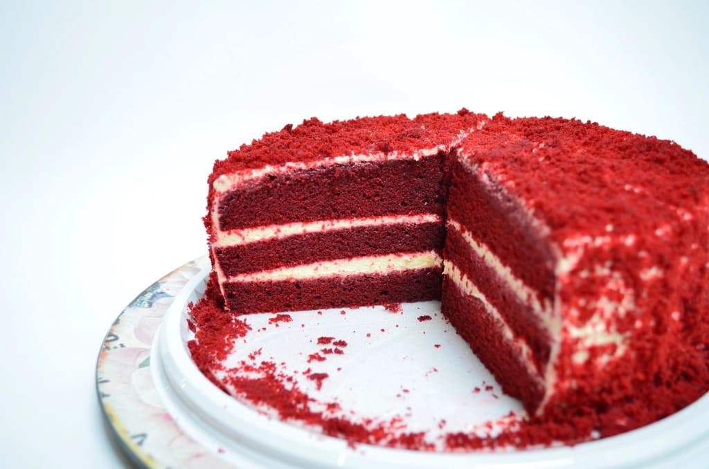 Tarta red velvet de cuatro capas con crema de queso