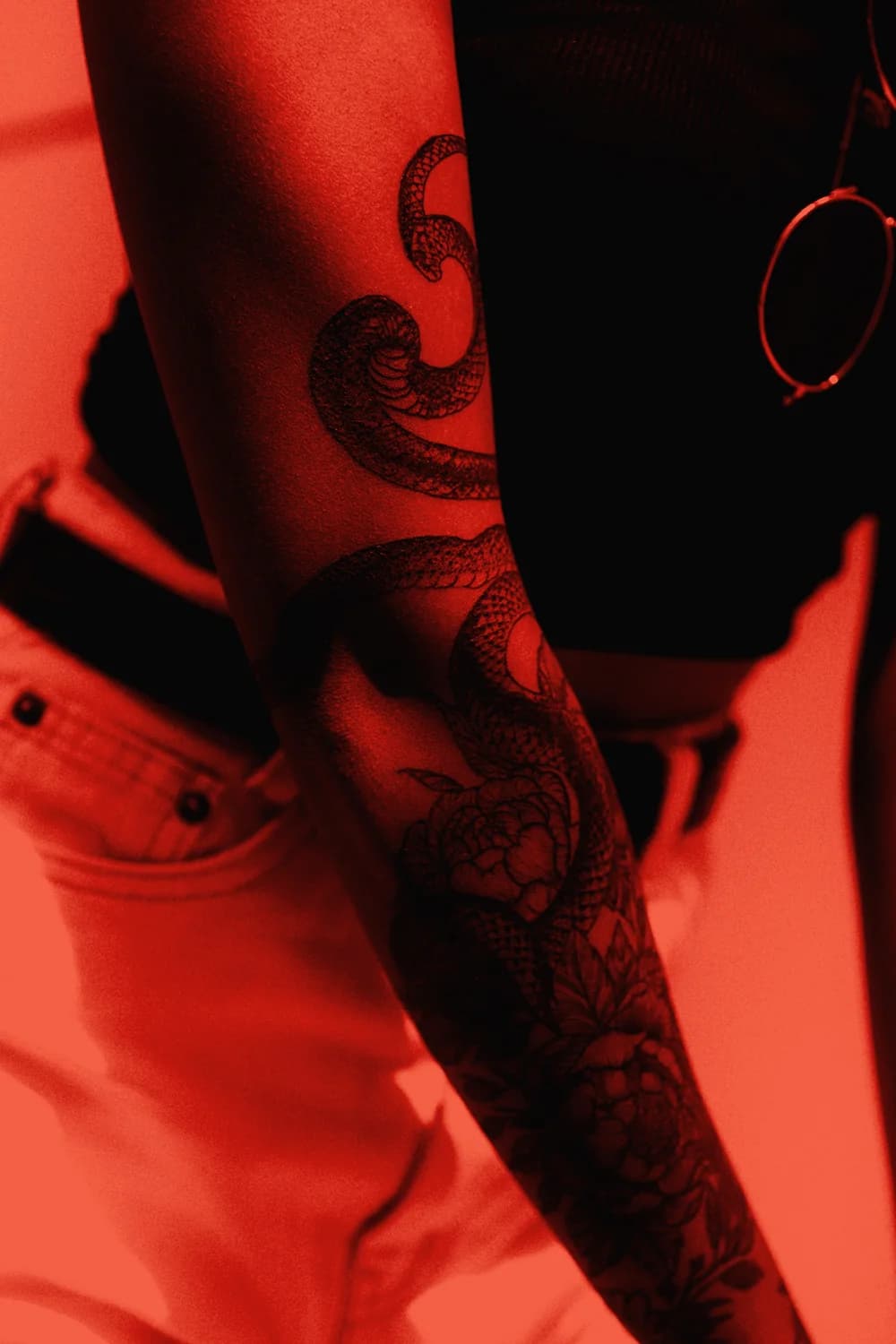 Antebrazo cerrado entero en ornamental sobre un tatuaje anterior, ya curado